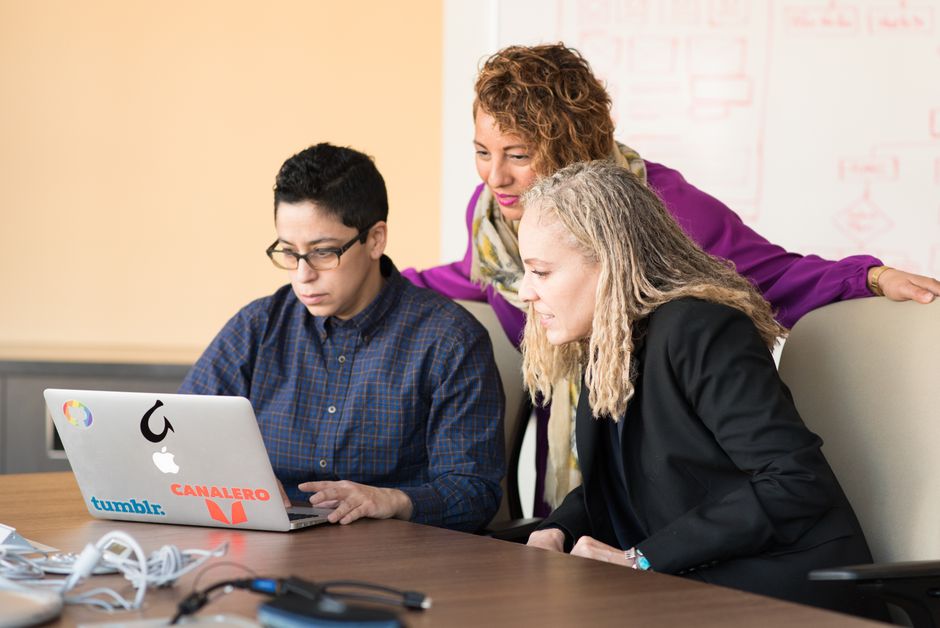 Equipo tecnológico colaborando en startup