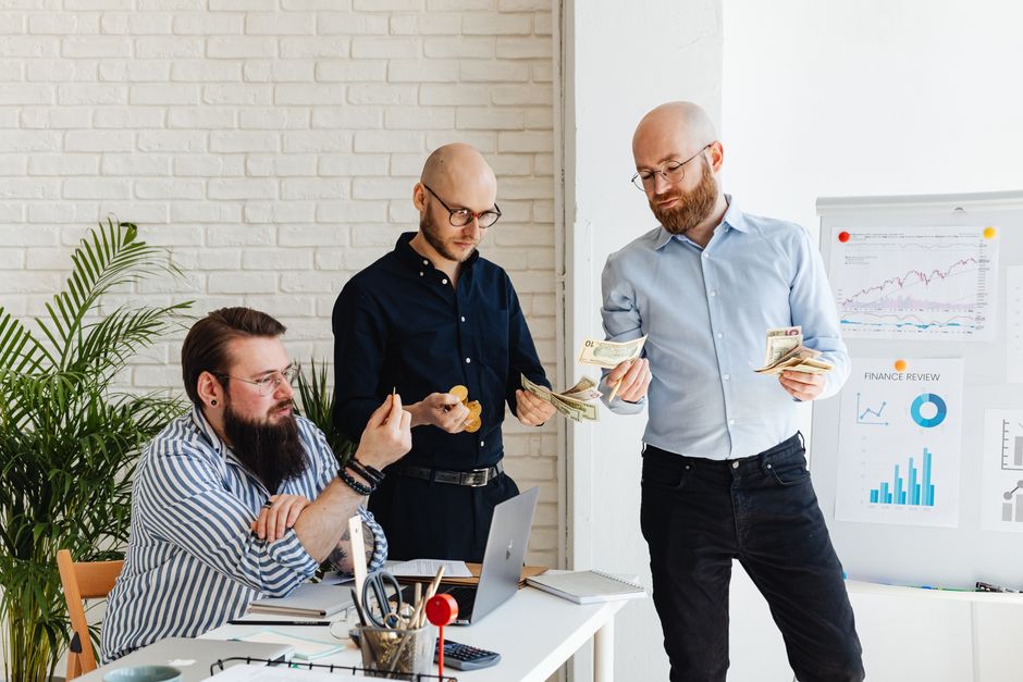 Equipo analizando estrategias financieras y gráficos en una oficina moderna