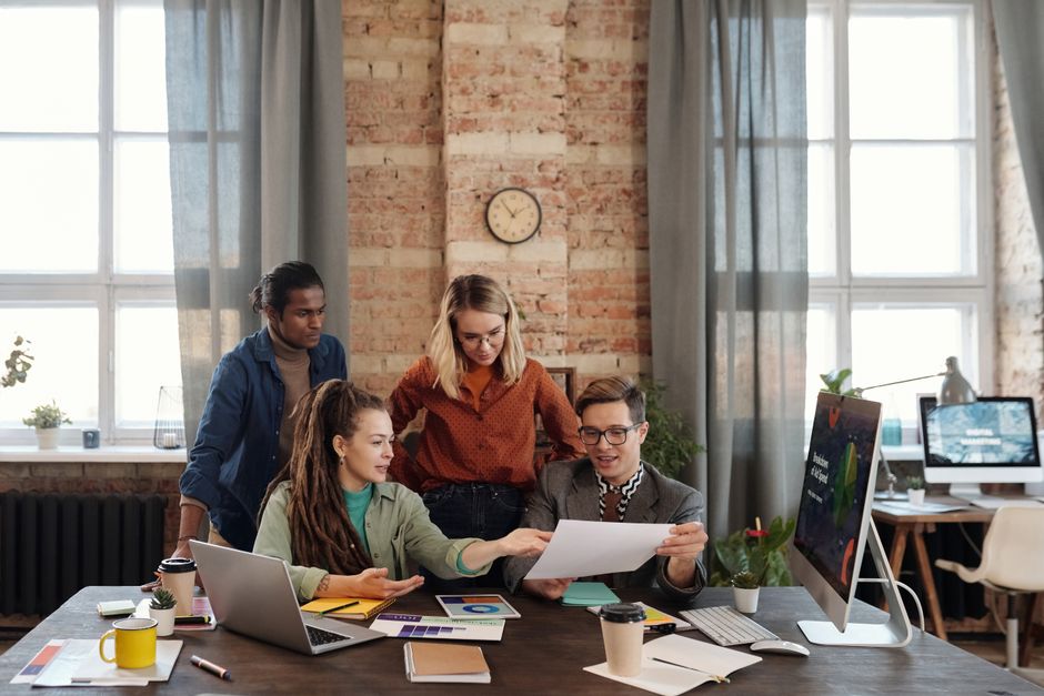 Equipo de startup colaborando en una estrategia