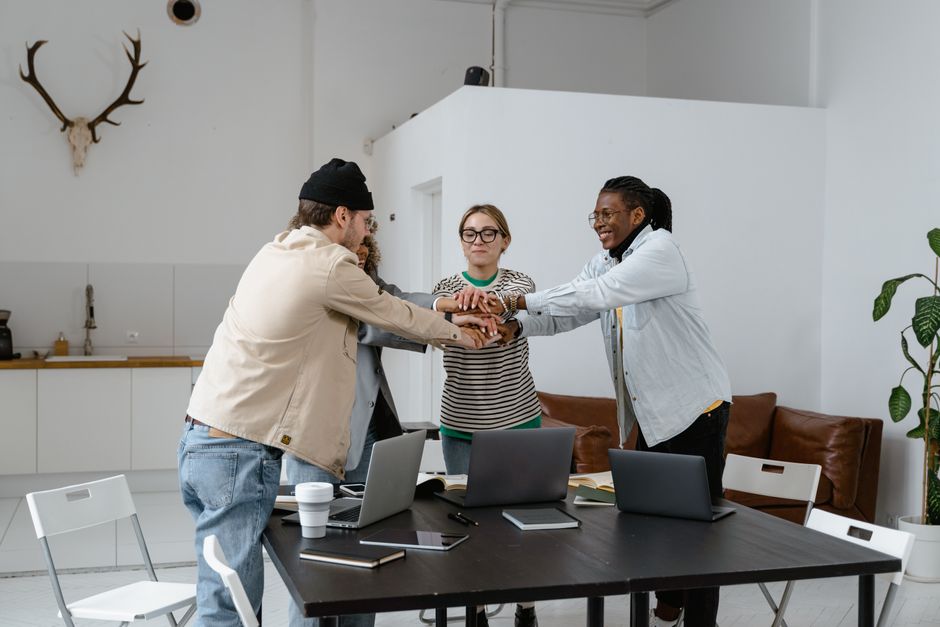 Socio tecnológico y fundador trabajando juntos