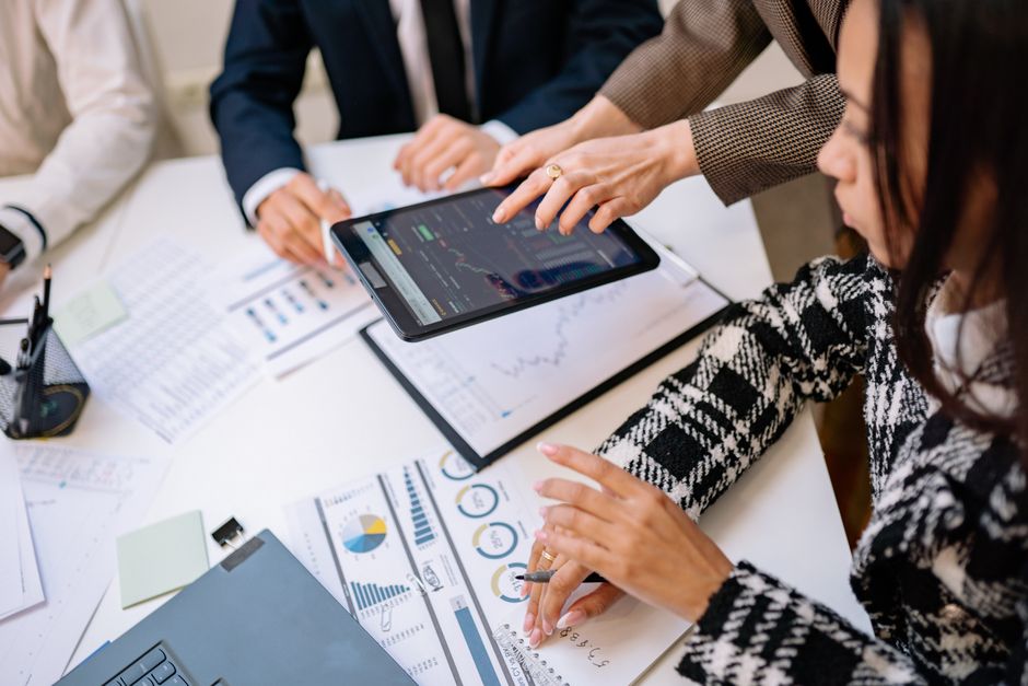 Equipo de profesionales revisando análisis en una tablet durante una reunión